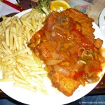 zigeuner-schnitzel-mit-pommes-frites-beilagensalat-920-euro1