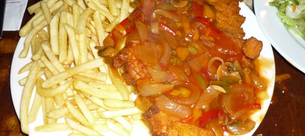 zigeuner-schnitzel-mit-pommes-frites-beilagensalat-920-euro1